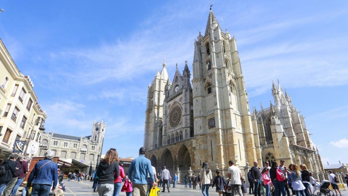 Turistas en las inmediaciones de la Catedral de León.-ICAL