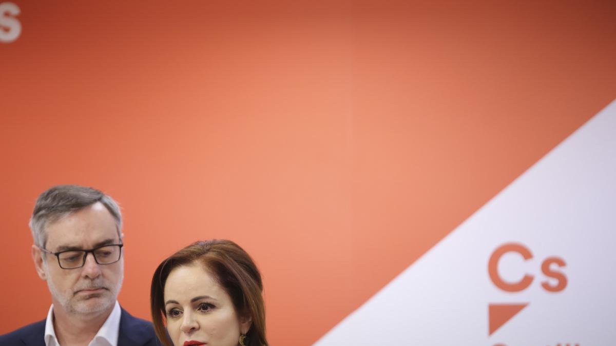 Silvia Clemente, junto a José Manuel Villegas el día de su presentación.-ICAL