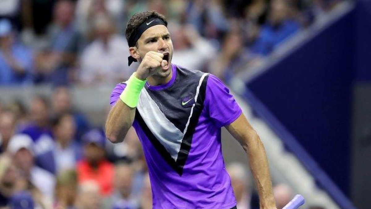 El búlgaro, número 78 de la ATP, ganó confianza y se defendió con eficacia de las subidas a red de Federer.-