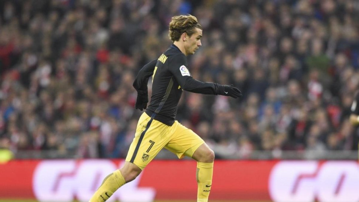 Antoine Griezmann conduce el balón en el estadio de San Mamés.-ELOY ALONSO / REUTERS