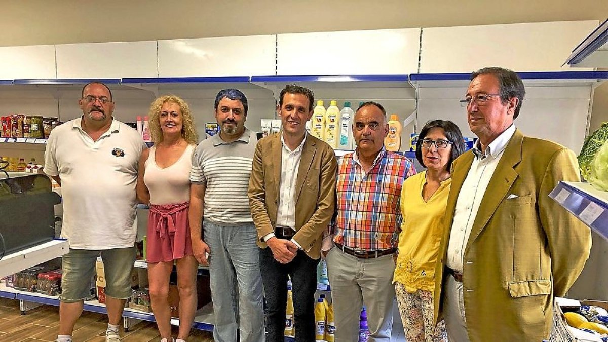 Íscar y responsables municipales en el comercio rural mínimo de Ventosa.-E. M.