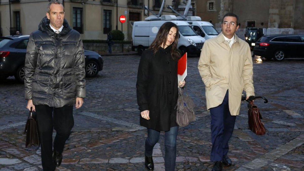 Raquel Gago llega a la Audiencia esta mañana, en compañía de su abogado Fermín Guerrero-ICAL