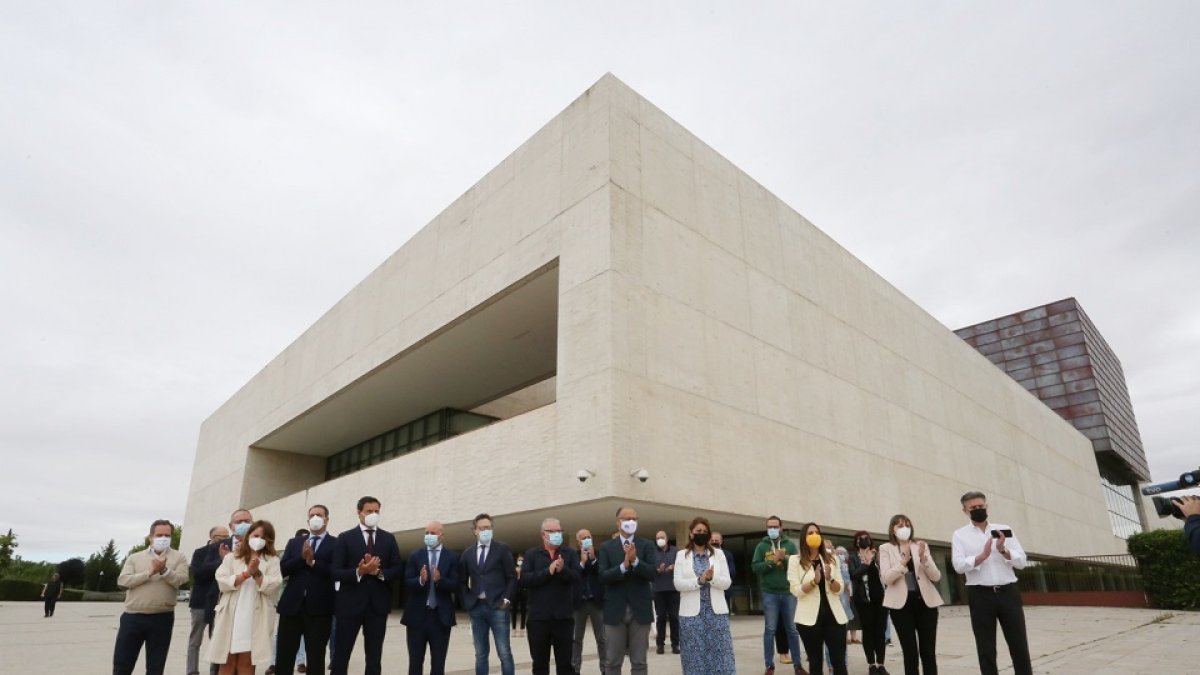 Minuto de silencio contra la violencia de género frente a las Cortes de Castilla y León.- ICAL