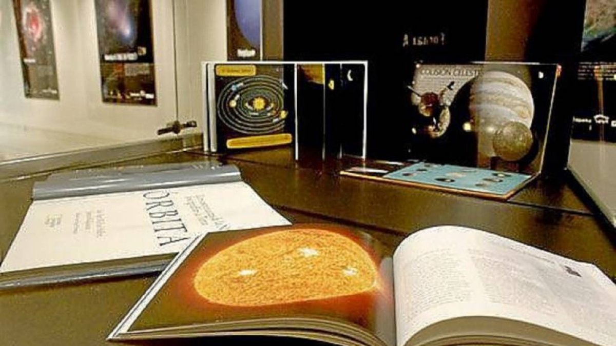 Libros de Astronomía expuestos en una vitrina en el Museo de la Ciencia.-El Mundo