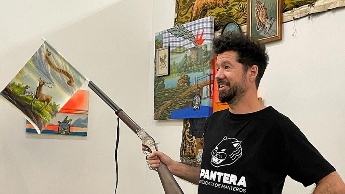 Julio Falagán posa con un rifle de juguete que forma parte de su intervención.
