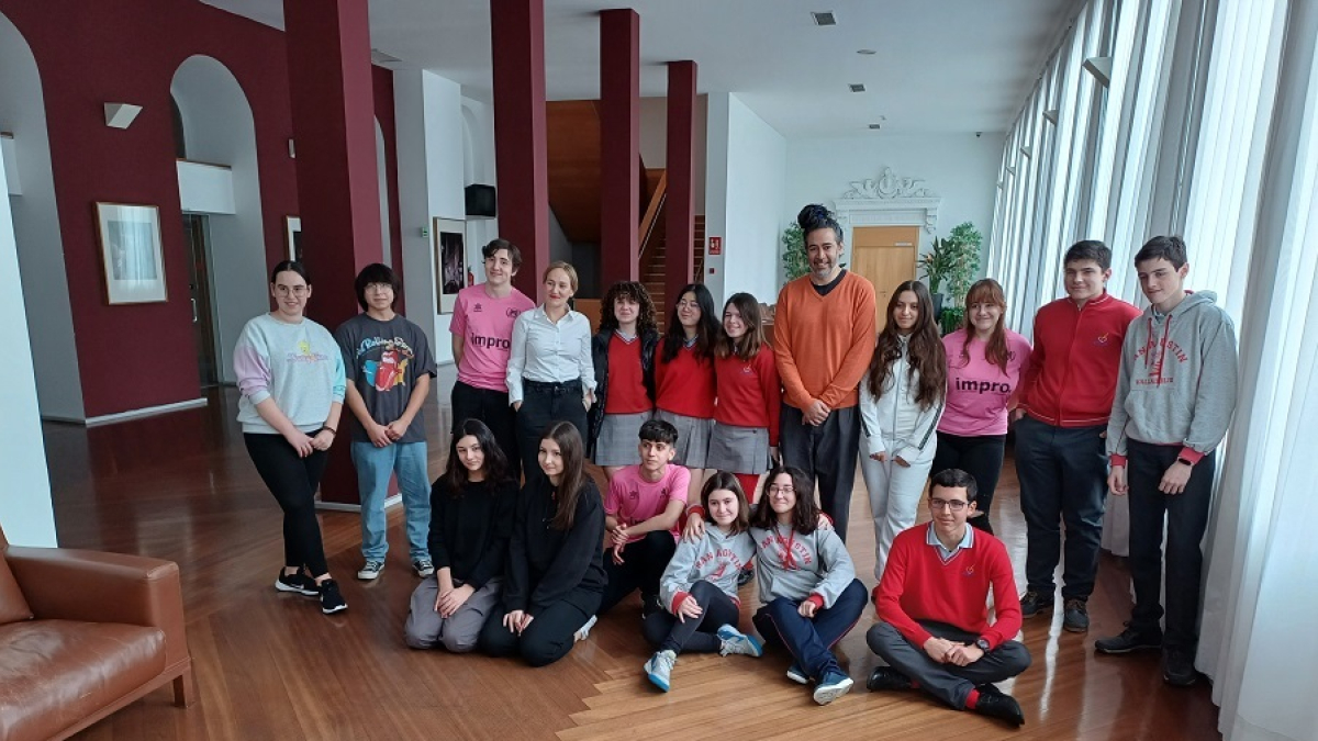Berta Monclús y Ernesto Zuazo, esta mañana, con algunos participantes en la Liga Escolar. | E. M.