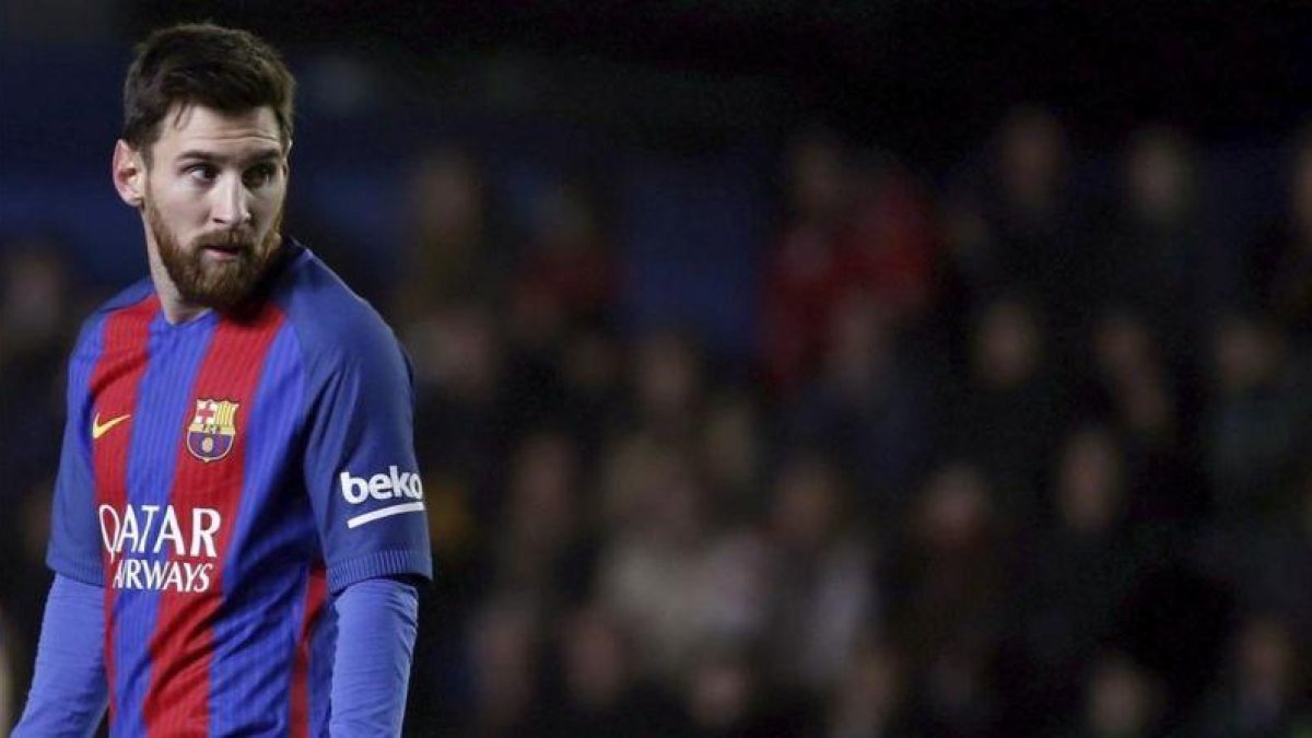 Messi, con gesto serio, en un momento del partido contra el Villarreal.-JUAN CARLOS CARDENAS