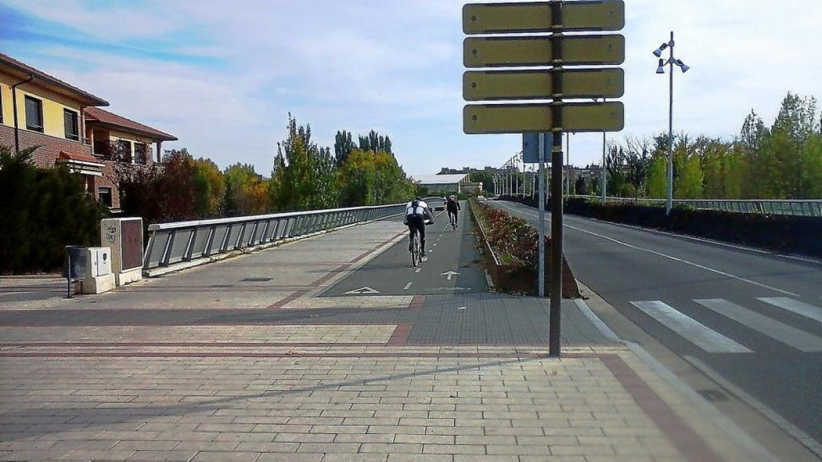 Final del carril bici del puente de Santa Teresa de Rondilla que será prolongado con la calle Peseta, la avenida de Burgos y la Overuela.-E. M,