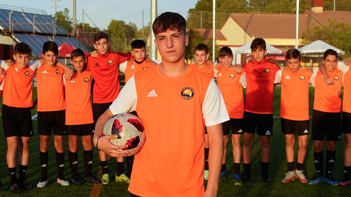 Borja posa junto a sus compañeros antes del entrenamiento del miércoles . / J.M.LOSTAU