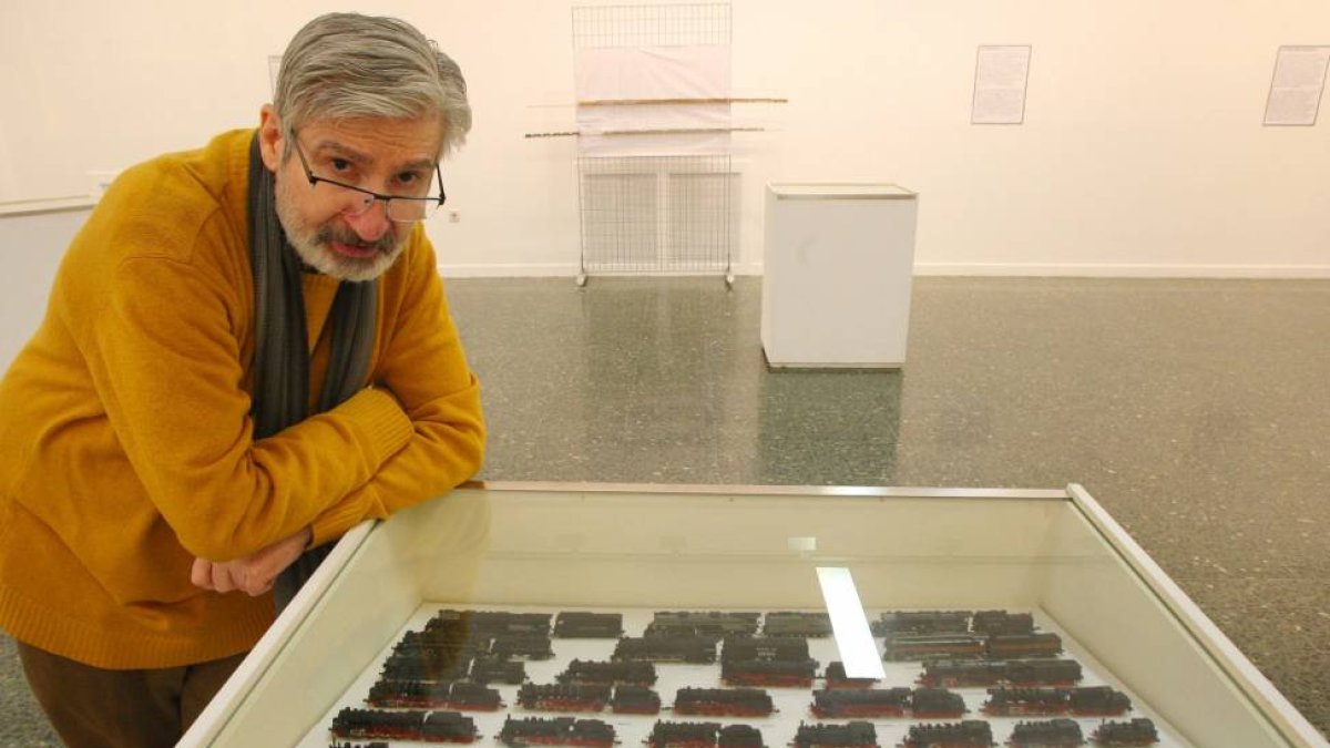 El coleccionista de modelismo ferroviario Andrés Paniagua, junto a varias de sus piezas de su exposición en la Casa de la Cultura de Ponferrada-Ical