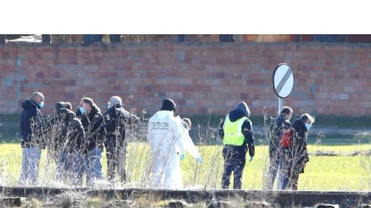La Guardia Civil inspecciona y toma muestra del lugar en el que apareció el cadáver de Esther, en una imagen de archivo. J. M. LOSTAU