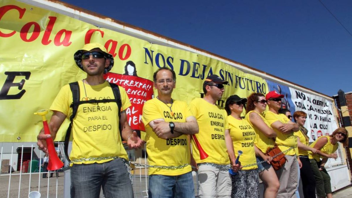Los trabajadores de Nutrexpa se encadenan a las puertas de la fábrica durante la reunión de la mesa negociadora del ERE en señal de protesta por el cierre de la planta-ICAL