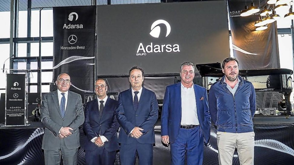 El presidente de la diputación, Jesús Julio Carnero, Fernando y Raúl Lago, consejeros delegados de Adarsa, Roland Schell, presidente de Mercedes España, y Óscar Puente en la inauguración .-M.A. SANTOS