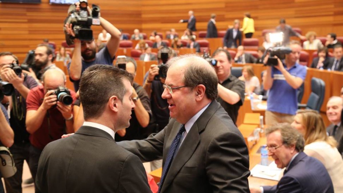 Debate de investidura del candidato a la Junta de Castilla y León con las intervenciones de Juan Vicente Herrera. En la imagen saluda al portavoz socialista Luis Tudanca-Ical
