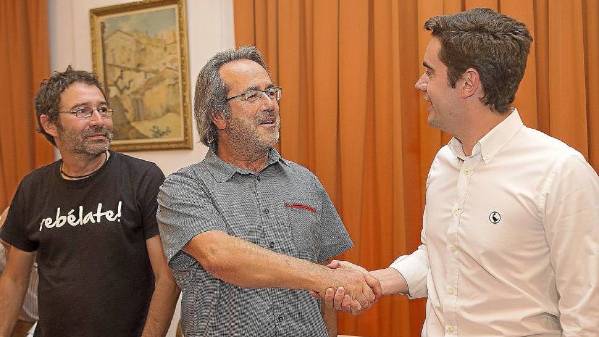 Francisco Guarido saluda a Antidio Fagúndez, en la presentación del acuerdo.-Ical
