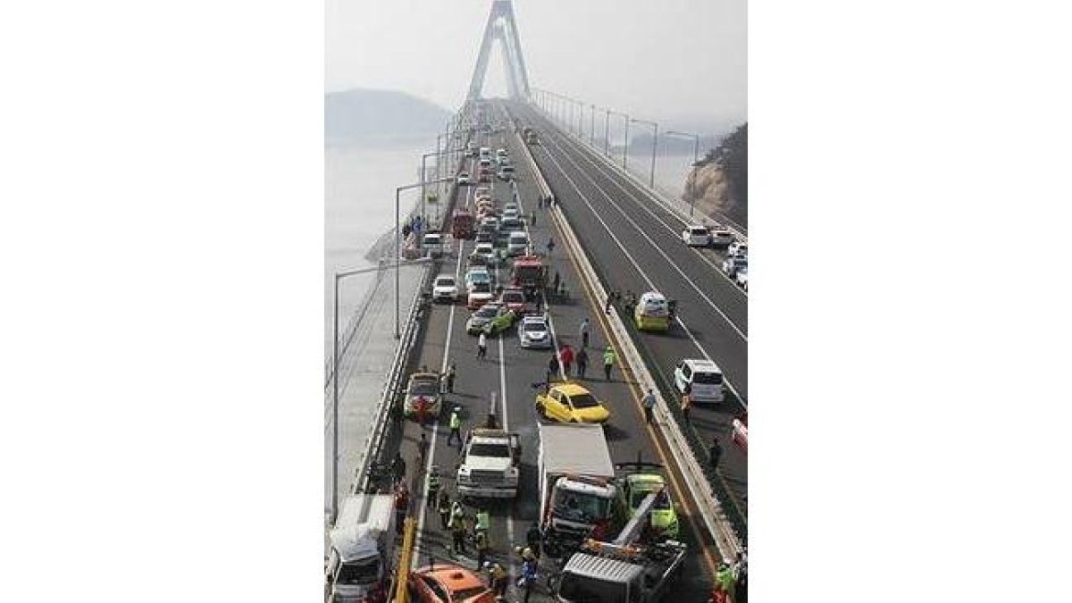 Dos muertos y 65 heridos es el balance que ha dejado el accidente múltiple cerca de Seúl.-Foto: YONHAPNEWS