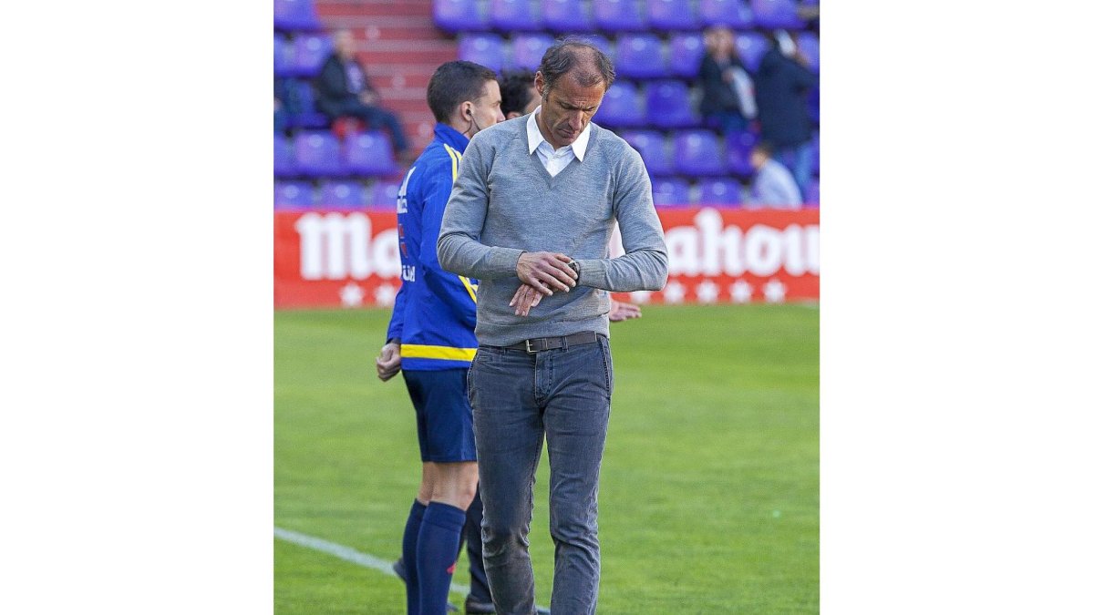 Alberto mira la hora en Zorrilla; mañana se despide del Valladolid.-Pablo Requejo