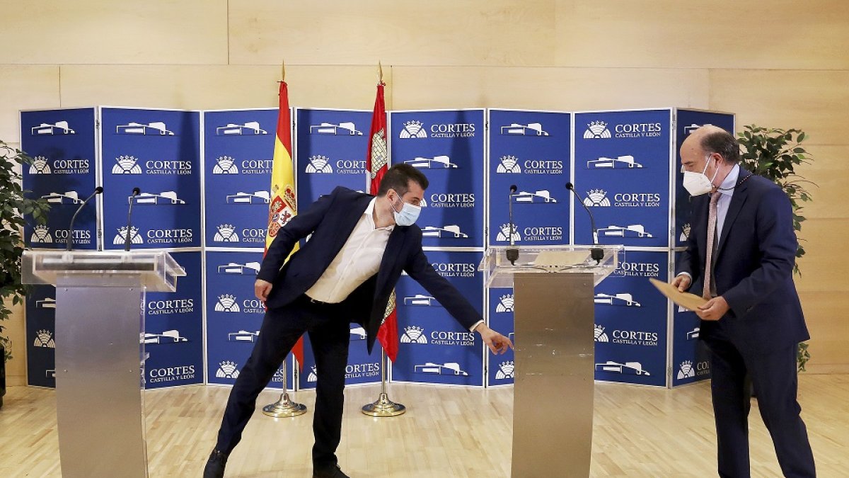 Luis Tudanca y José Luis Díaz Villarig en un momento de su comparecencia de esta mañana. ICAL.