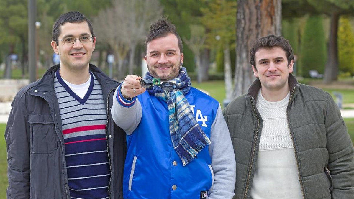 Cristian Rodríguez, Guido García y Juan Antonio Hernando muestran las gafas especiales que han diseñado para personas con discapacidad visual.-PHOTOGENIC