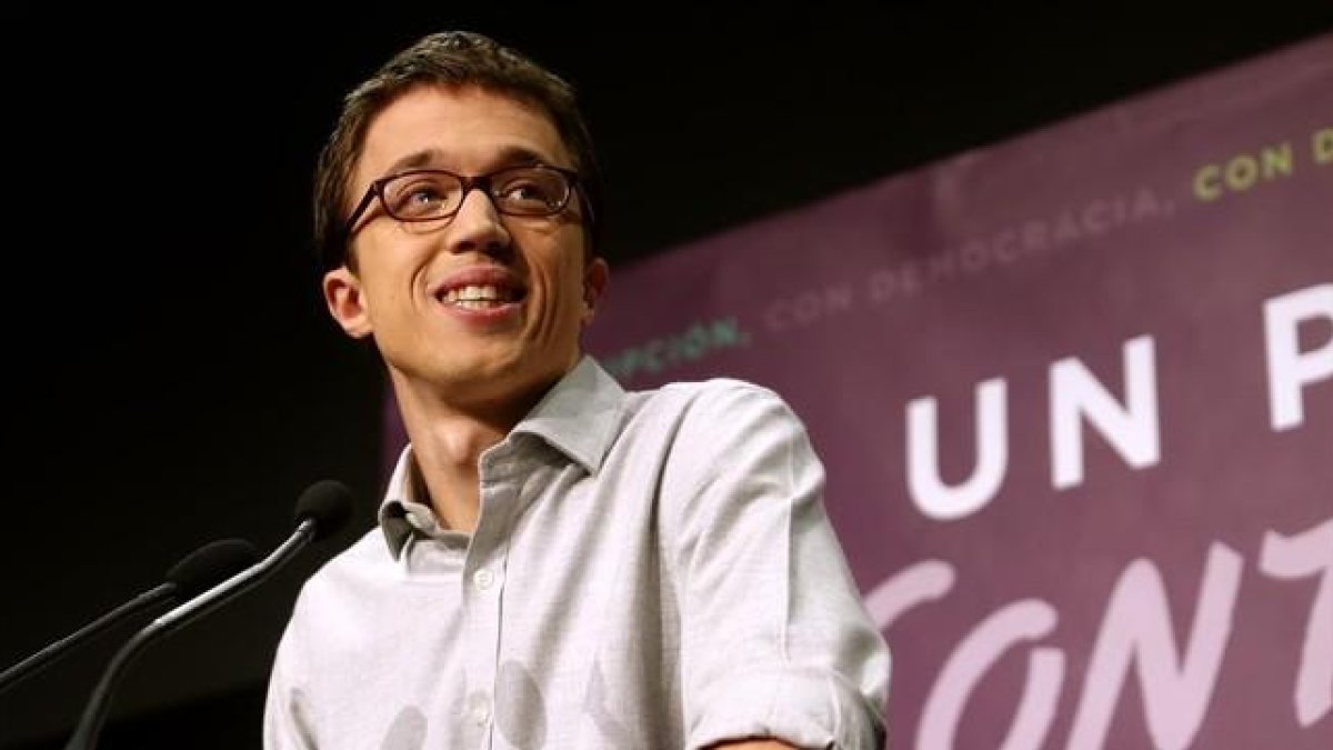 Íñigo Errejón sonríe durante su comparecencia ante los medios la noche electoral.-DAVID CASTRO