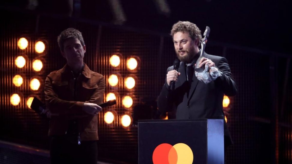 Duncan Jones, recibiendo el Brit Award dedicado a su padre, David Bowie.-Mike Marsland / WireImage