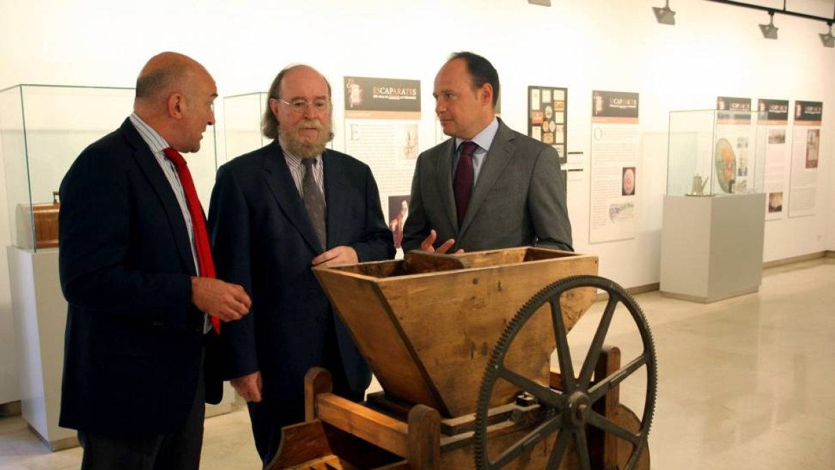El presidente de la Diputación de Valladolid, Jesús Julio Carnero, el comisario de la exposición, Joaquín Díaz, y el presidente de la Cámara de Comercio de Valladolid, Carlos Villar, presentan la exposición 'Escaparates, 200 años de industria y comercio e-Ical