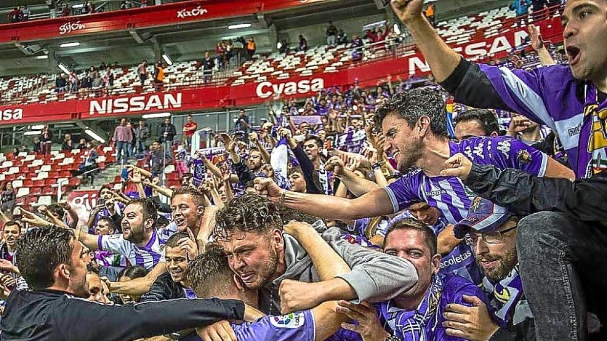 Celebración entre jugadores y aficionados al término del partido en El Molinón.-PHOTO-DEPORTE