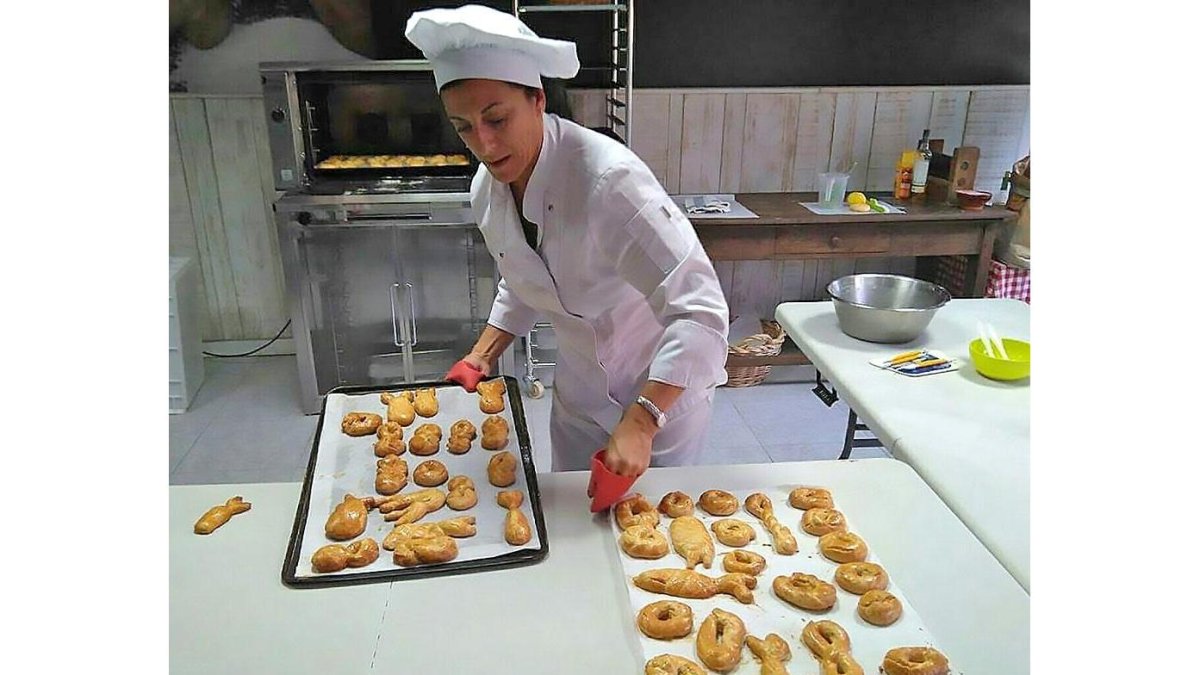 Ángeles Leonardo horenando la masa de algunos productos que elabora.-H.M.