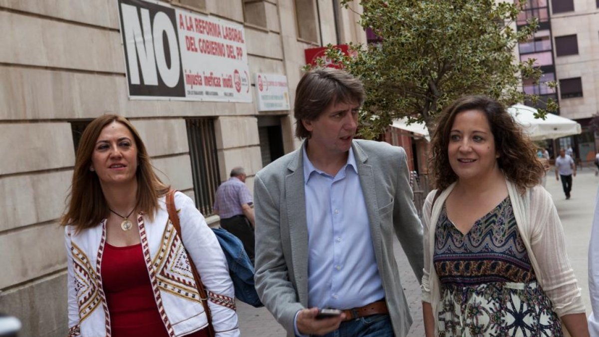 los candidatos socialistas, Virginia Barcones y Carlos Martínez acompañan a la europarlamentaria Iratxe García.-ICAL