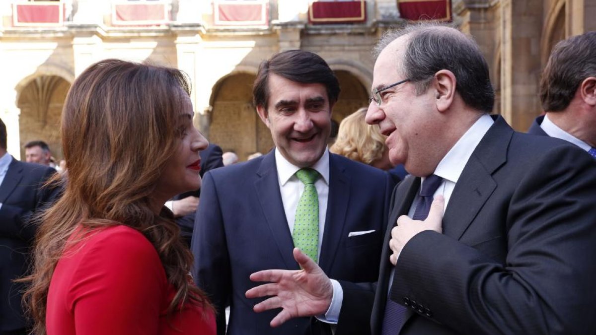 El presidente de la Junta, Juan Vicente Herrera, saluda a la presidenta de las Cortes, Silvia Clemente junto al consejero de Fomento, Juan Carlos Suárez Quiñones-ICAL