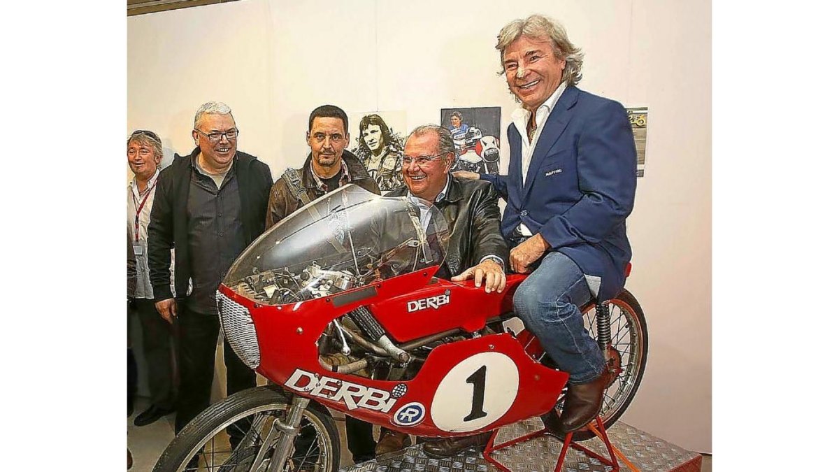 El piloto posa sobre la icónica moto Derbi con la que ganó el primero de sus ‘12+1’ campeonatos del mundo.-ICAL