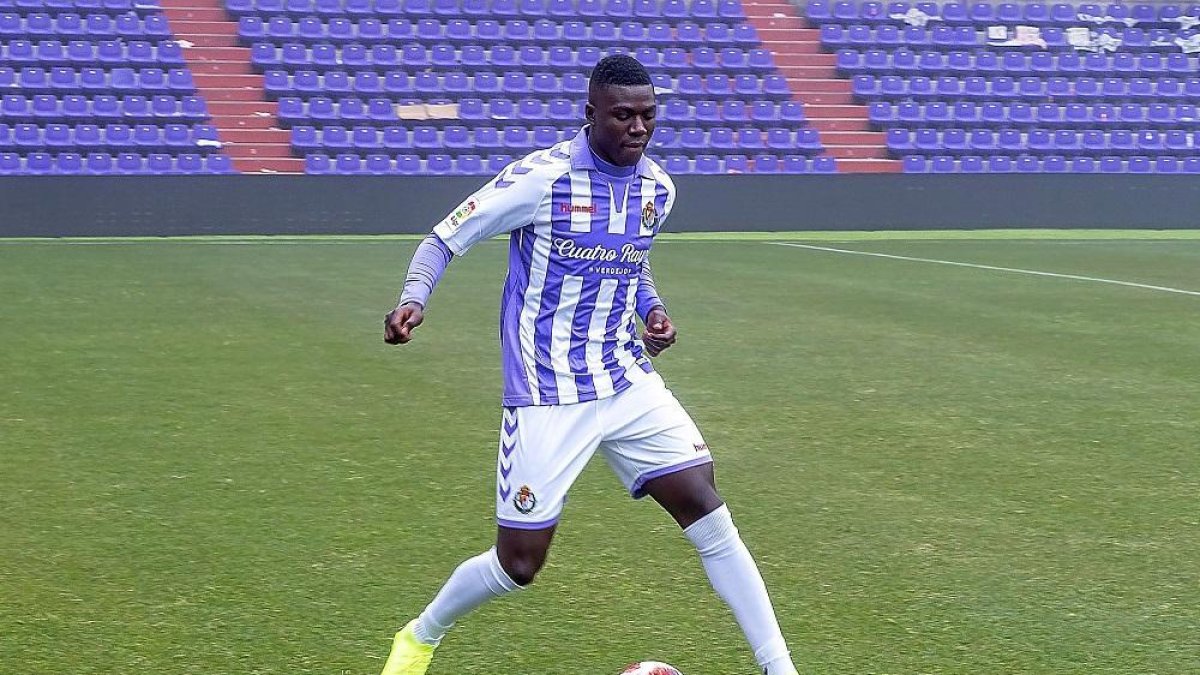 Stiven Plaza pelotea en el José Zorrilla.-J.M. LOSTAU