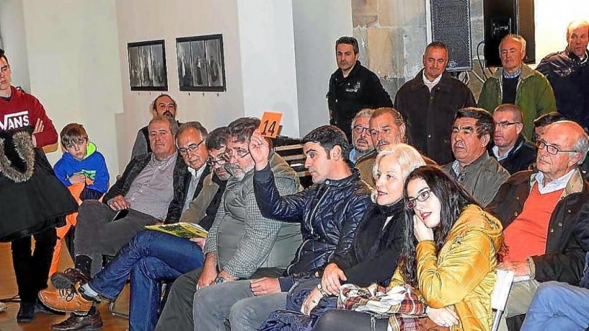 Momento de una subasta de caza con un aficionado pujando por una pieza.-LEONARDO DE LA FUENTE