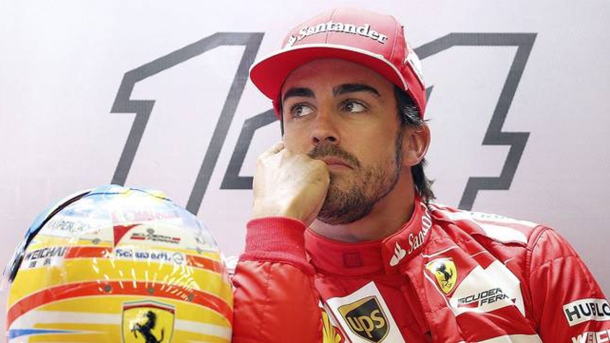 Fernando Alonso, en el box de Ferrari, en el circuito de Spa.-Foto: EFE / VALDRIN XHEMAJ