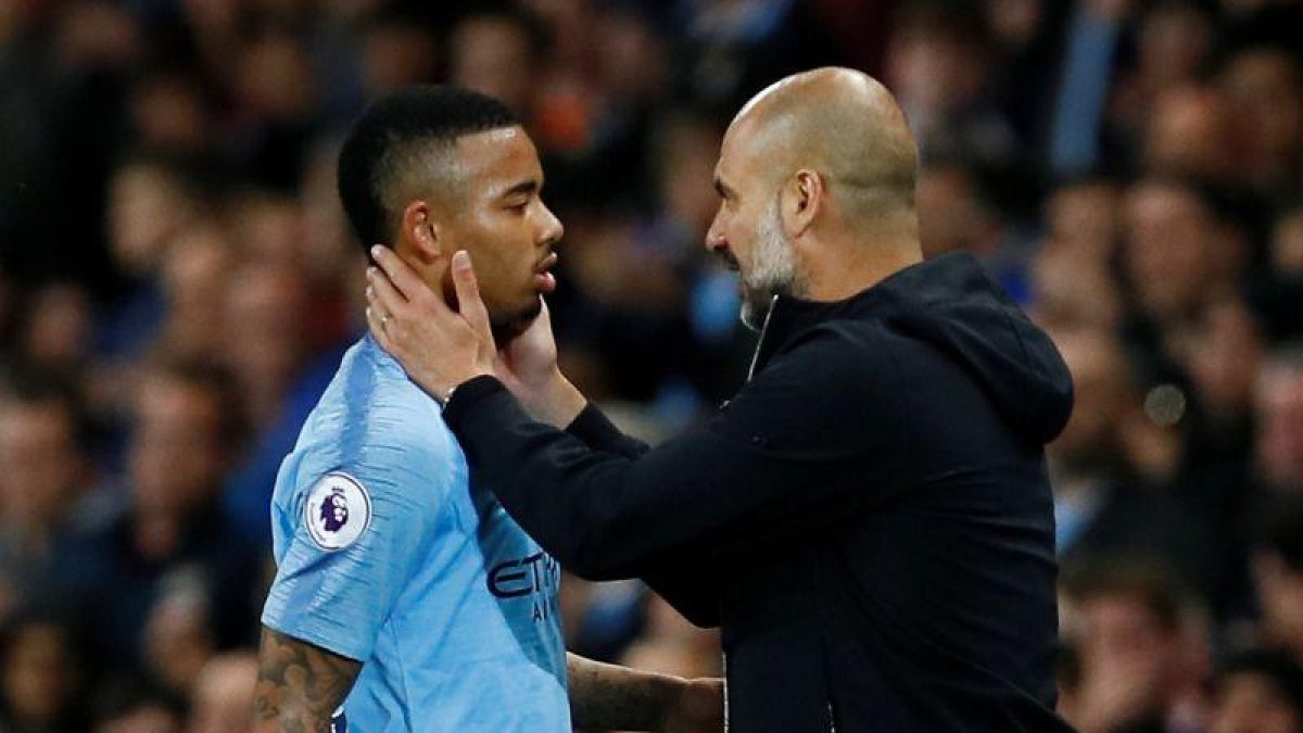Gabriel Jesús junto a Pep Guardiola.-JASON CAIRNDUFF (REUTERS)