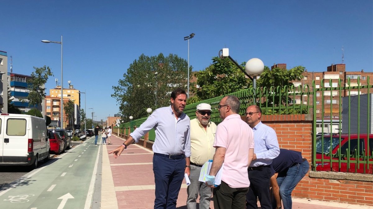Visita a la reurbanización de la calle Padre Benito Menni. E.M.