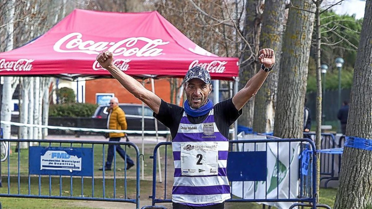 El vallisoletano Isaac Rico levanta los brazos en señal de victoria después de vencer sin oposición la prueba en Rondilla.-MIGUEL ÁNGEL SANTOS