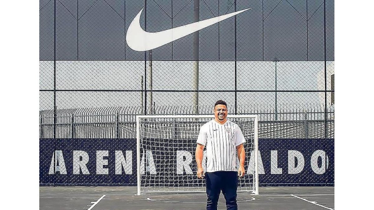 Ronaldo posa el el nuevo campo Arena Ronaldo, con la camiseta del Corinthians.-INSTAGRAM