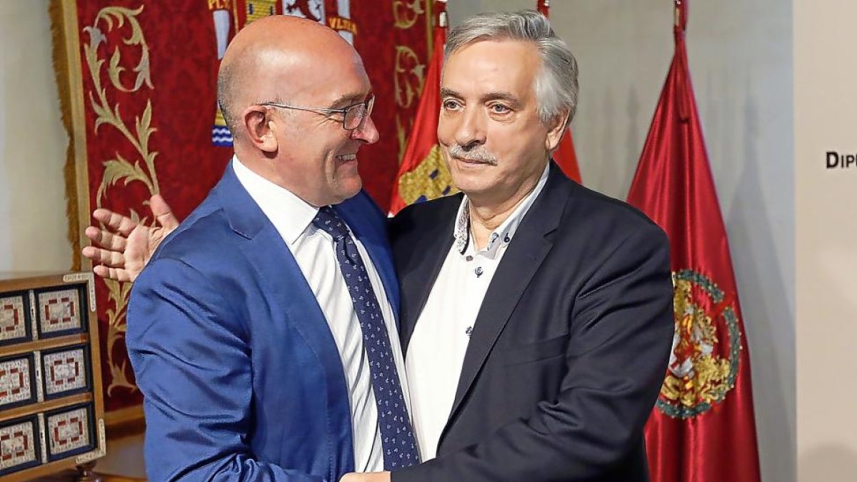 El presidente de la Diputación, Jesús Julio Carnero, y el alcalde de Rioseco, Artemio Domínguez, conversan ayer.-J.M.LOSTAU