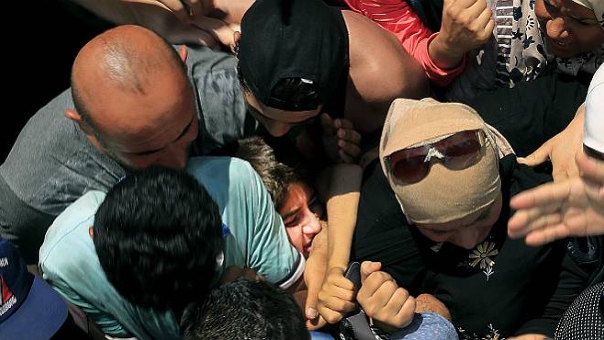 Un grupo de refugiados sirios, durante una revisión en la isla griega de Kos.-Foto: REUTERS