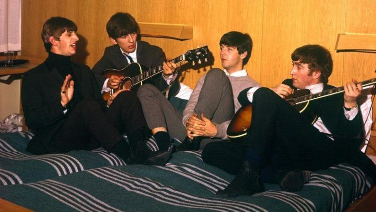 Una imagen de 'Eight days a week'. Los Beatles, en una habitación de hotel en Suecia, en octubre de 1963.-APPLE CORPS