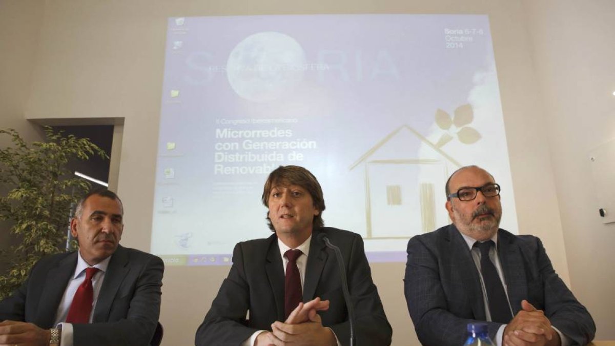 El alcalde de Soria Carlos Martínez(C), Miguel La Torre director del CEDER (D) y Efren Martínez secretario de la subdelegación de gobierno (I) asisten a la Inauguración II Congreso Iberoamericano Microrredes-Ical