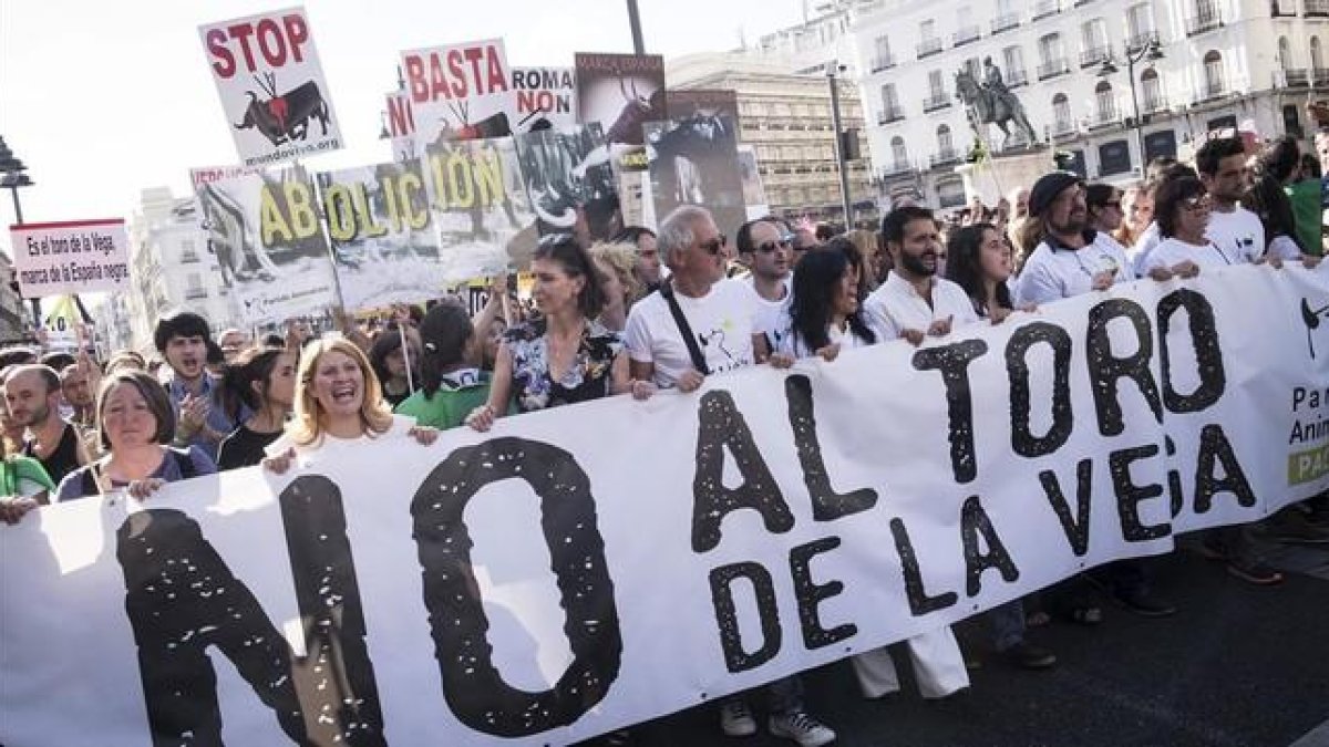 Silvia Barquero (segunda por la izquierda) en una manifestación en Madrid convocada por el PACMA contra el Toro de la Vega, en septiembre pasado.-EFE / LUCA PIERGIOVANNI
