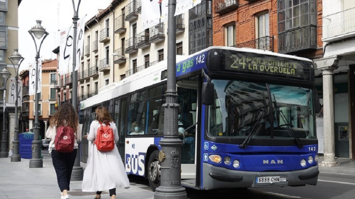 Un autobús de Auvasa en la plaza de Fuente Dorada. E. M.