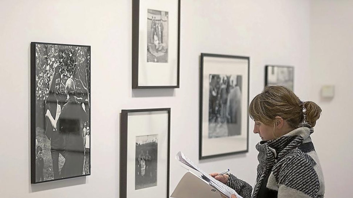 Una mujer contempla la fotografía de Fernando Gordillo ‘Vaquero bailando con una señora’, de los años sesenta.-PABLO REQUEJO