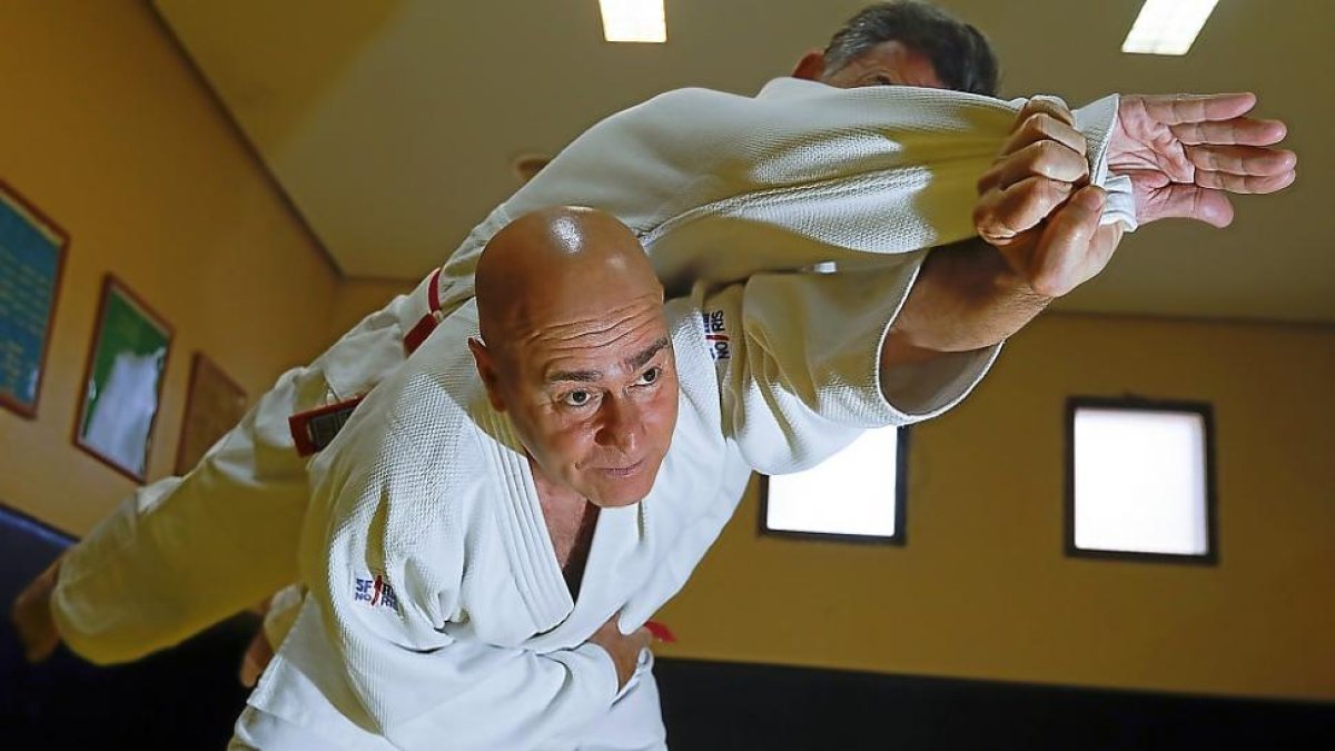 Julio Cereijo realiza una proyección sobre el tatami delParque Sport.-J.M. LOSTAU