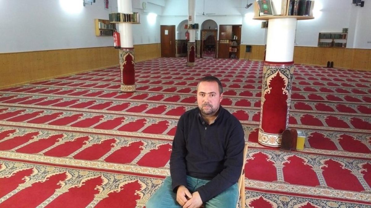 Abdesamad El Bakali, presidente de la asociación cultural Al Ouahda de Rocafonda, en Mataró-JOAN SALICRÚ