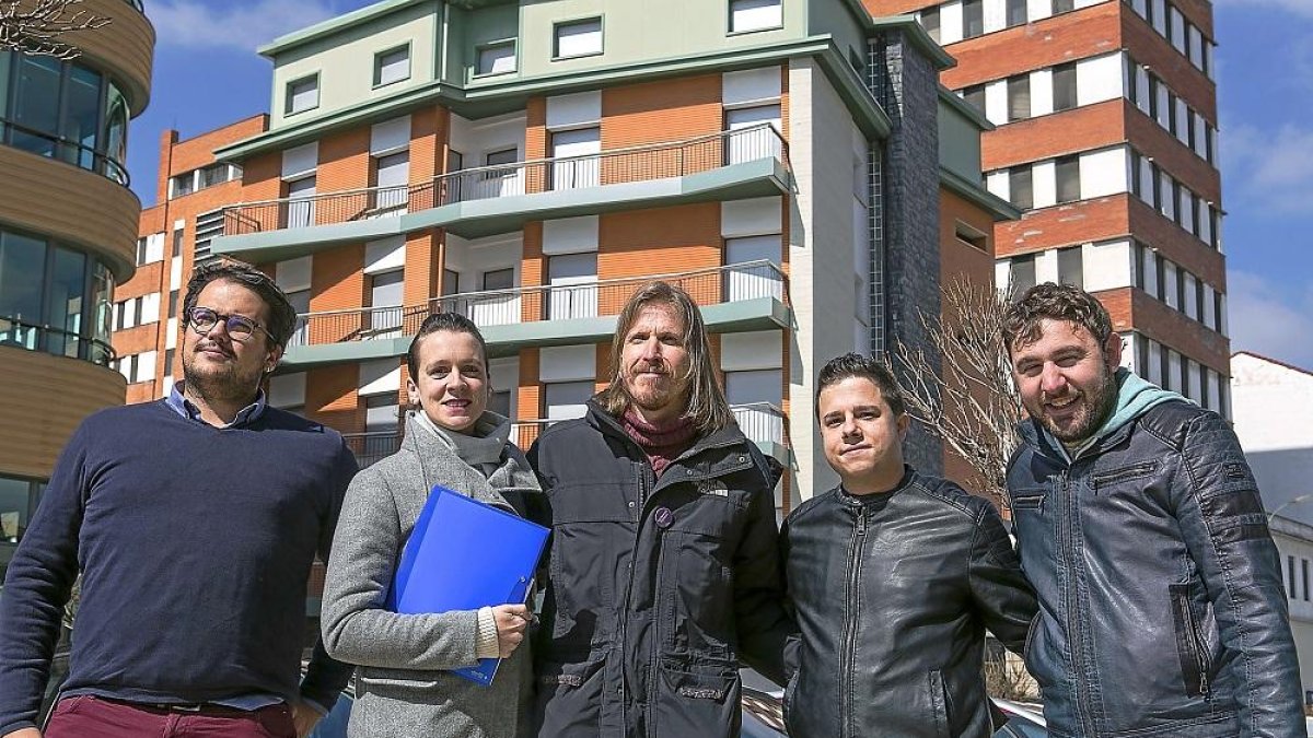 Pablo Fernández junto al resto de compañeros de Podemos en Ólvega.-ICAL