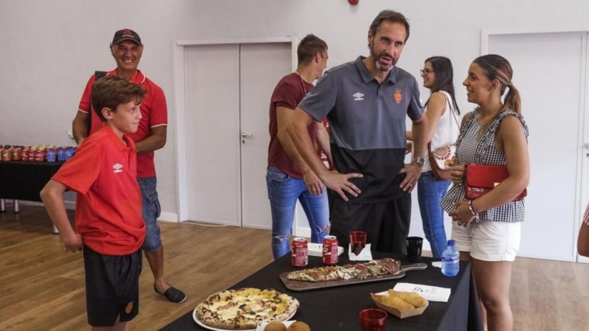 Vicente Moreno, técnico del Real Mallorca, compartió ayer, tras la goleada ante el Llagostera (4-0), una charla con los aficionados rojillos-DIARIO DE MALLORCA / B. RAMON