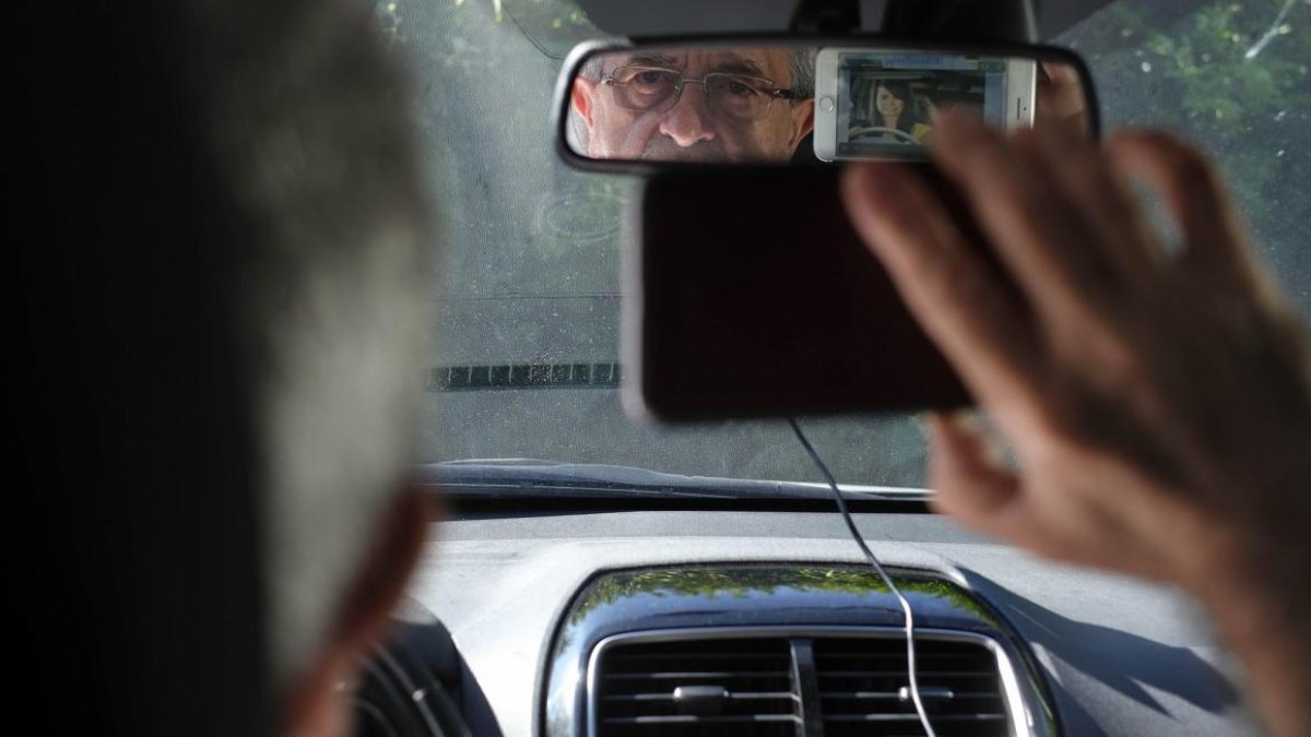 El investigador salmantino José Carlos Sánchez con la plataforma tecnológica que combate el miedo a conducir.-ENRIQUE CARRASCAL